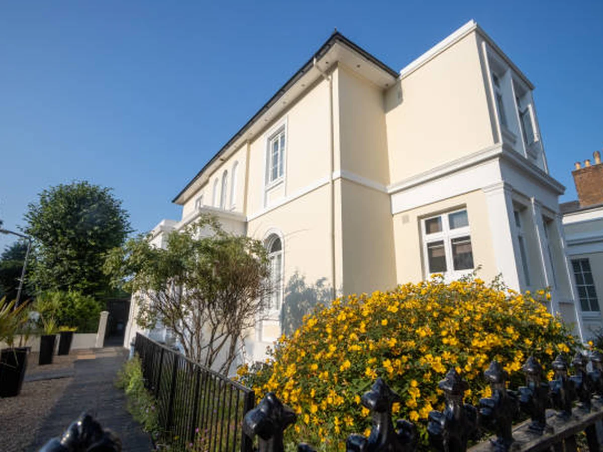 exterior-painting-cream-victorian-detached-richmond-decorators Cream Victorian detached house exterior painting by Richmond Decorators